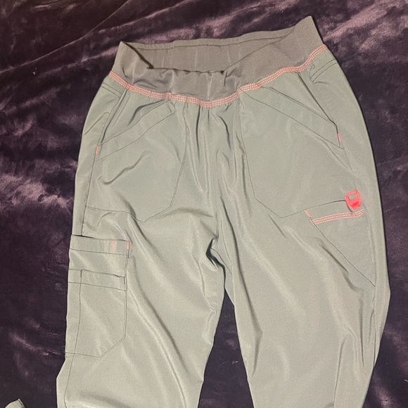 CARHARTT | Grey & Pink Scrub Set - Picture 13 of 15